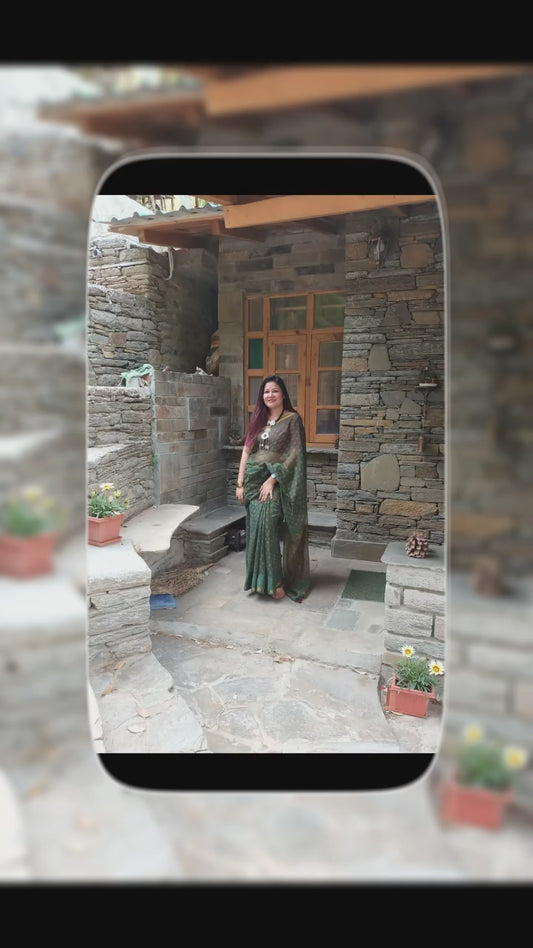 Tinaji is looking absolutely stunner in the sarees